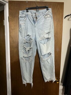 American Eagle Outfitters Light Blue Distressed Curvy Mom Jeans